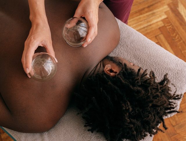 Le massage du dos avec ventouses: Une révolution pour votre bien-être!